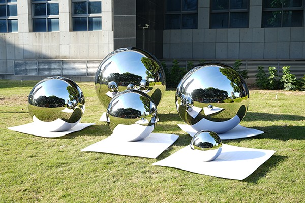 Stainless Steel Spheres with Mirror Finish – Modern Reflective Sculptures